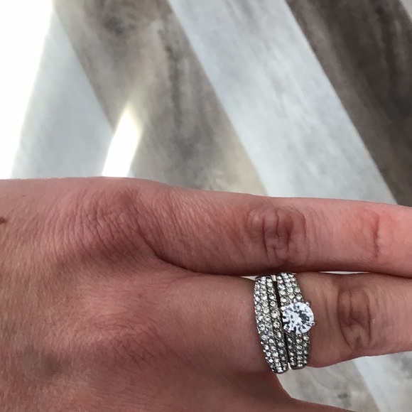 Gorgeous Bridal Ring - Picture 5 of 6